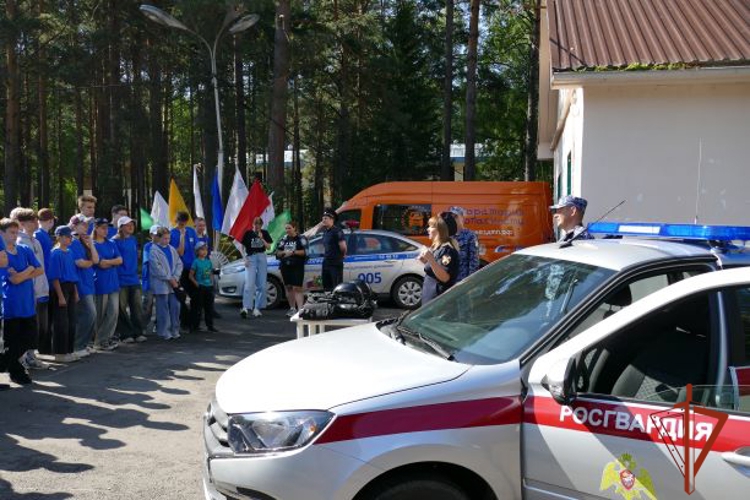 Росгвардейцы продолжают знакомить подрастающее поколение Томской  области с особенностями службы