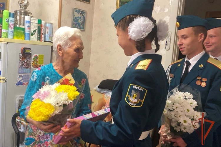 Росгвардейцы в Томске поздравили ветерана службы – ребенка войны с 87-летием