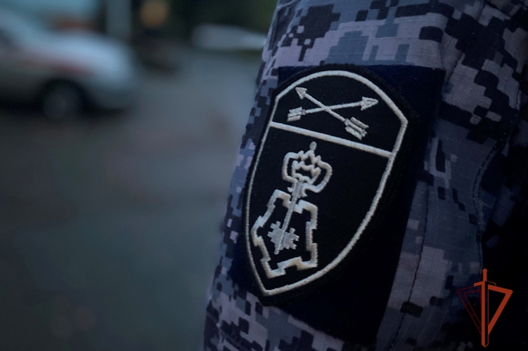 В Томске росгвардейцы задержали мужчину на детской площадке с наркотическим средством