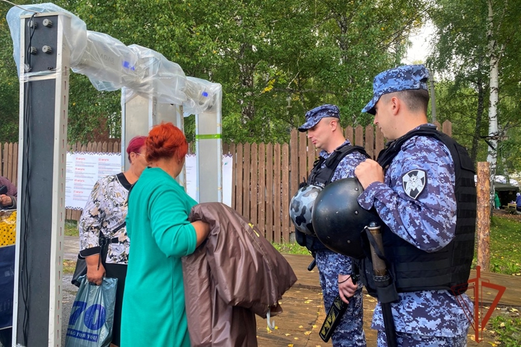 Безопасность международного фестиваля «Праздник топора - 2025» в Томской области обеспечила Росгвардия (видео)