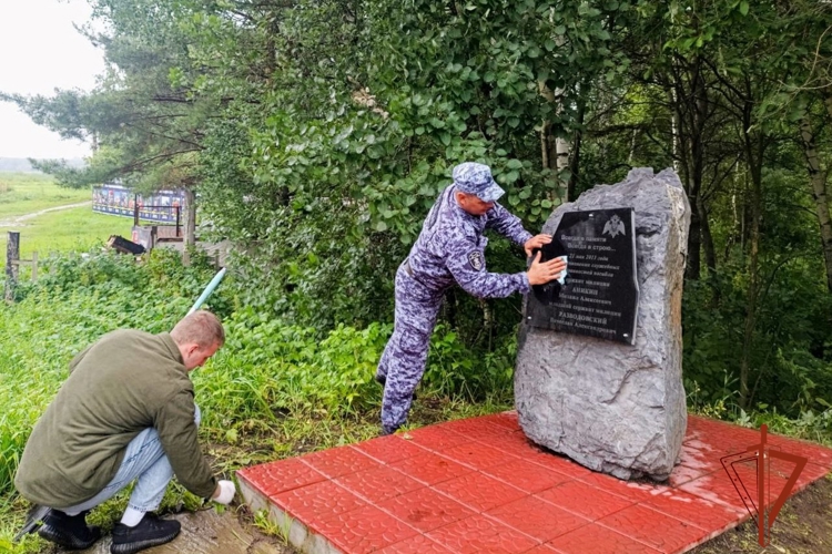 В Томской области росгвардейцы почтили память погибших правоохранителей