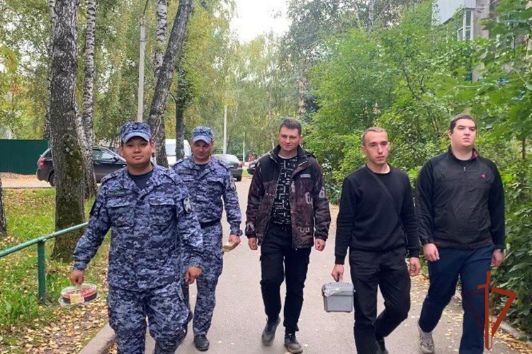 Молодые сотрудники Росгвардии поддержали почетного ветерана Великой Отечественной войны в Томске