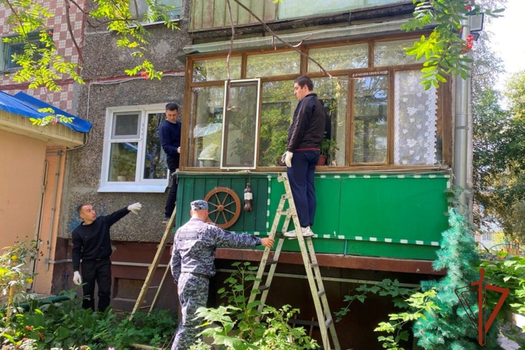 Молодые сотрудники Росгвардии поддержали почетного ветерана Великой Отечественной войны в Томске