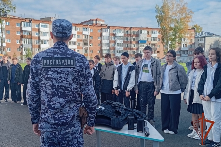 Росгвардейцы проводят уроки безопасности для подрастающего поколения Томской области и знакомят с профессией защитника Родины