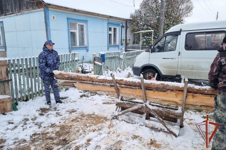 Росгвардейцы в Томской области помогли подготовиться к предстоящим холодам семье погибшего коллеги