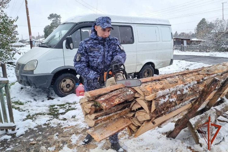 Росгвардейцы в Томской области помогли подготовиться к предстоящим холодам семье погибшего коллеги