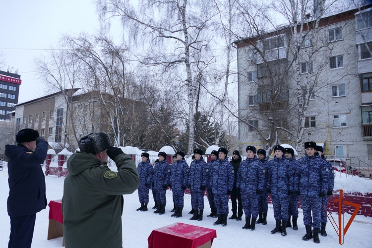 Молодые сотрудники Росгвардии торжественно присягнули на верность Отечеству в Томске