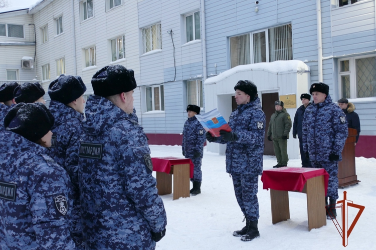 Молодые сотрудники Росгвардии торжественно присягнули на верность Отечеству в Томске