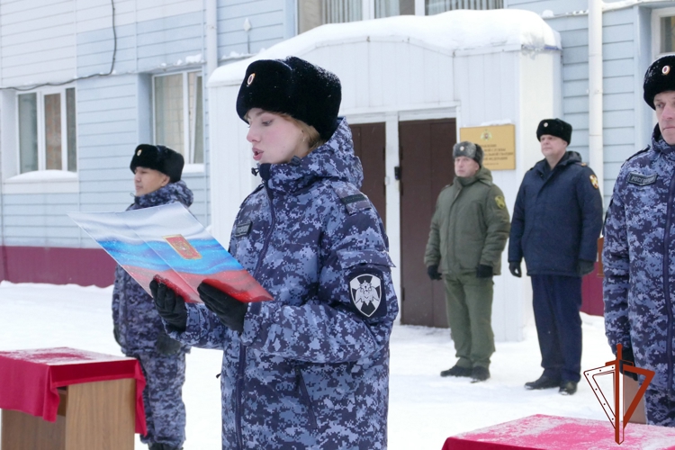 Молодые сотрудники Росгвардии торжественно присягнули на верность Отечеству в Томске