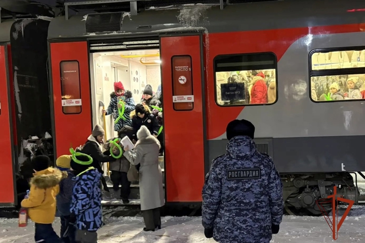 Росгвардейцы обеспечили безопасное курсирование новогоднего электропоезда в Томске
