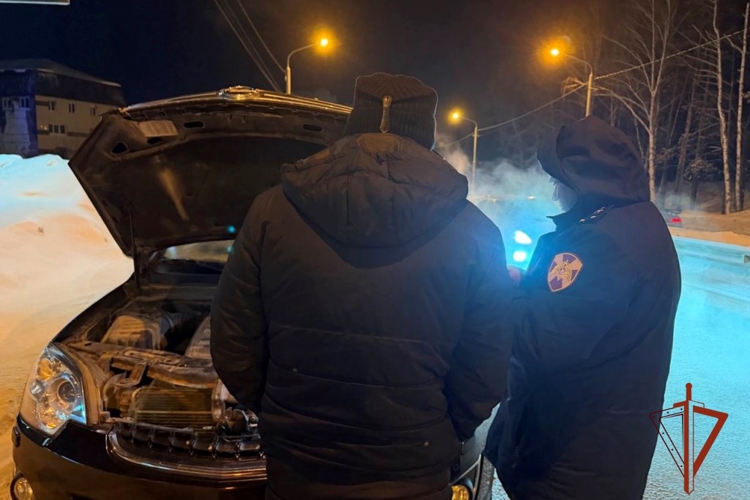 В Томске офицер Росгвардии оказал помощь семье с неисправным автомобилем в сильный мороз