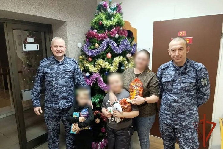 Росгвардейцы в Томской области поддержали многодетную семью участника СВО
