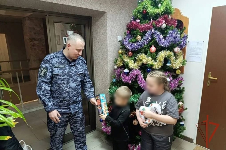 Росгвардейцы в Томской области поддержали многодетную семью участника СВО