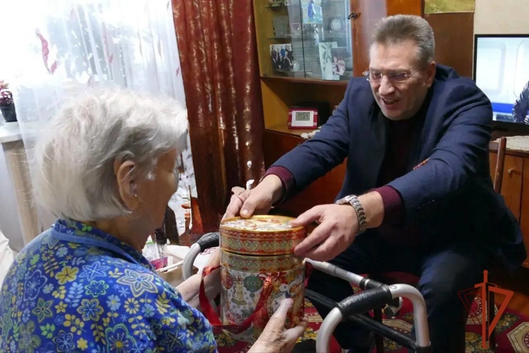 В Томске представитель Росгвардии поздравил ветерана службы с 90-летним юбилеем