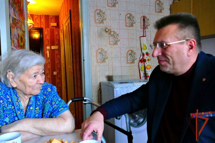 В Томске представитель Росгвардии поздравил ветерана службы с 90-летним юбилеем