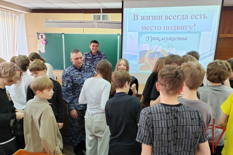 Росгвардейцы познакомили со своей службой школьников из Томской области (видео)