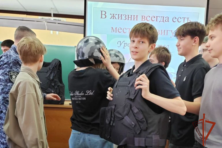 Росгвардейцы познакомили со своей службой школьников из Томской области (видео)
