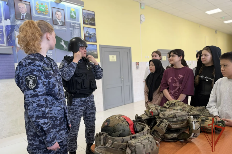 Урок мужества ко Дню защитника Отечества и 10-летию Росгвардии объединил более 50 школьников в Томске (видео)