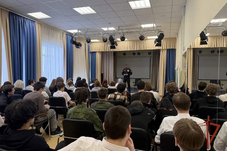 Урок мужества ко Дню защитника Отечества и 10-летию Росгвардии объединил более 50 школьников в Томске (видео)