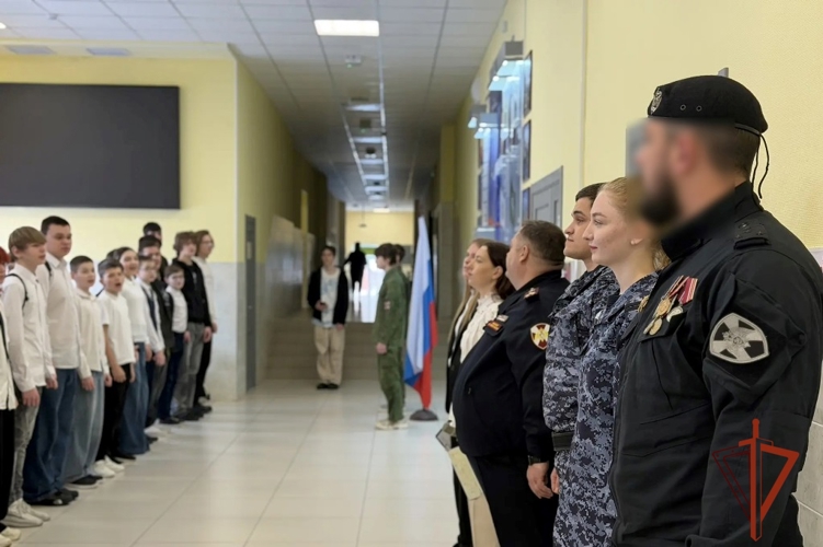 Урок мужества ко Дню защитника Отечества и 10-летию Росгвардии объединил более 50 школьников в Томске (видео)