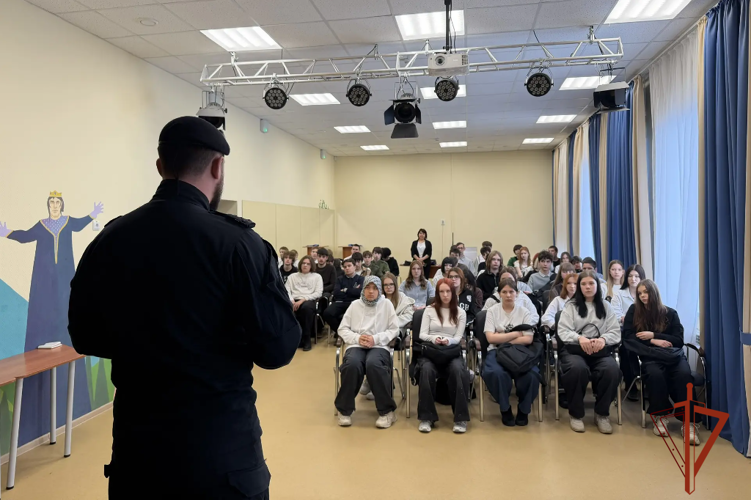 Урок мужества ко Дню защитника Отечества и 10-летию Росгвардии объединил более 50 школьников в Томске (видео)
