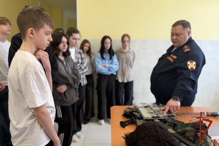 Урок мужества ко Дню защитника Отечества и 10-летию Росгвардии объединил более 50 школьников в Томске (видео)