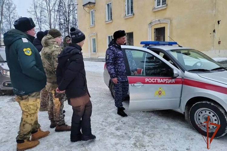 Росгвардейцы в Томской области провели для воспитанников патриотического клуба экскурсию в рамках праздничной акции
