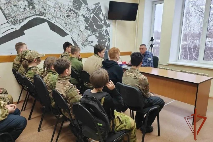 Росгвардейцы в Томской области провели для воспитанников патриотического клуба экскурсию в рамках праздничной акции