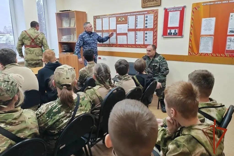 Росгвардейцы в Томской области провели для воспитанников патриотического клуба экскурсию в рамках праздничной акции