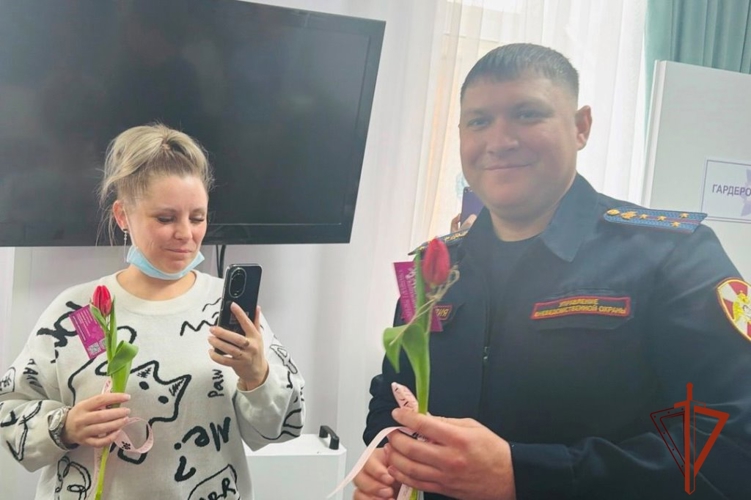 Офицеры Росгвардии подарили праздник пациенткам и врачам онкологического диспансера в Томске (видео)