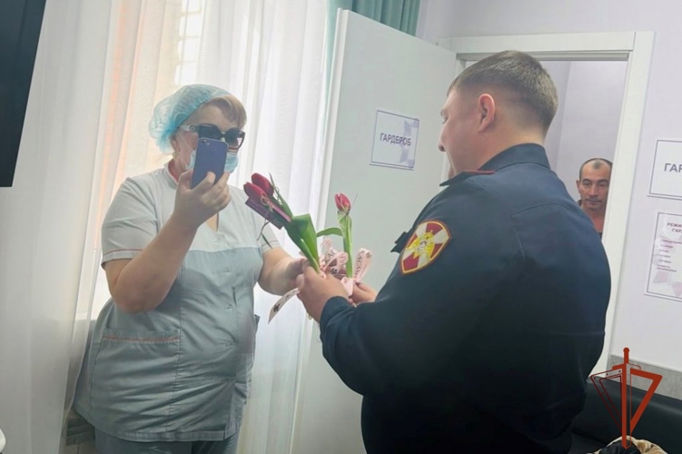 Офицеры Росгвардии подарили праздник пациенткам и врачам онкологического диспансера в Томске (видео)