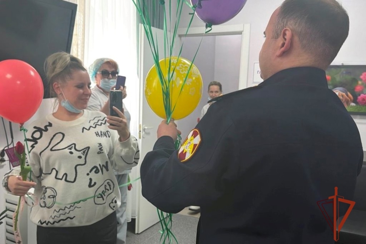 Офицеры Росгвардии подарили праздник пациенткам и врачам онкологического диспансера в Томске (видео)
