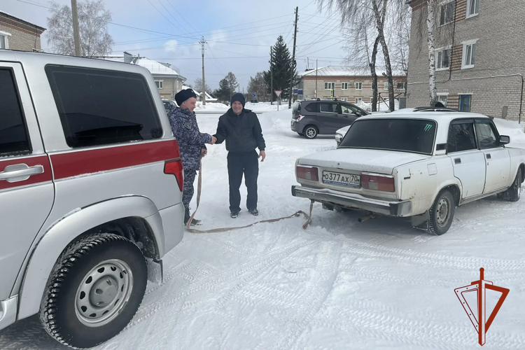 Росгвардейцы вызволили автомобилиста из снежного заноса в Томской области