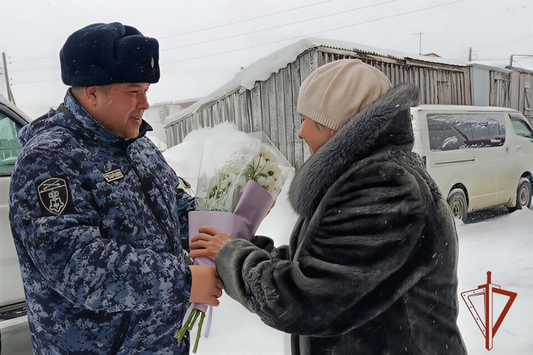 Томские росгвардейцы поздравили матерей погибших сотрудников вневедомственной охраны с наступающим 8 Марта