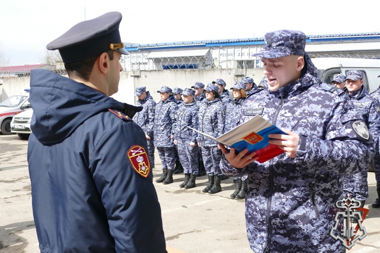 Молодые сотрудники Росгвардии приняли присягу на верность Отечеству в Томске