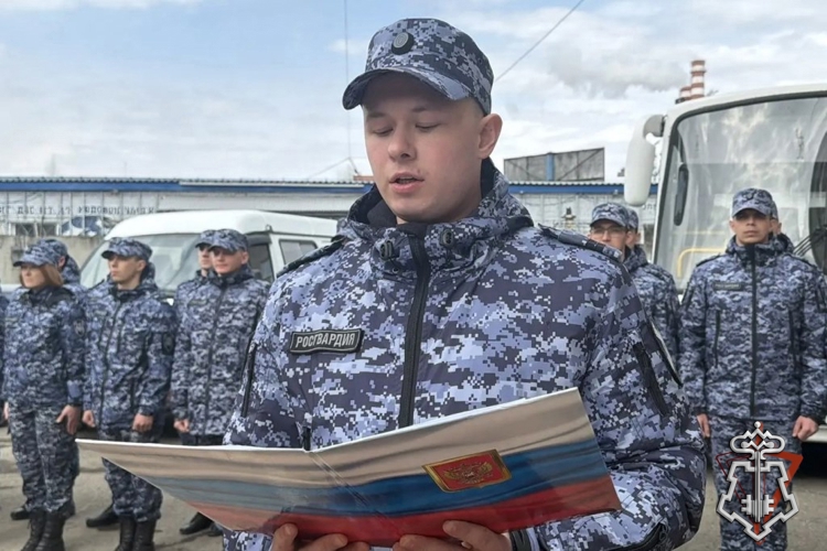 Молодые сотрудники Росгвардии приняли присягу на верность Отечеству в Томске