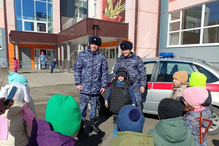 «Зарядка с Росгвардией» состоялась в детском саду Томской области в честь 215-летия войск правопорядка и 10-летия образования ведомства