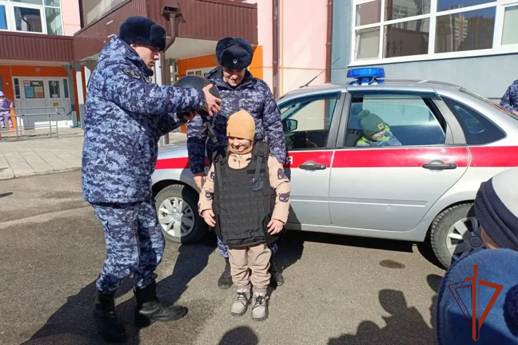 «Зарядка с Росгвардией» состоялась в детском саду Томской области в честь 215-летия войск правопорядка и 10-летия образования ведомства