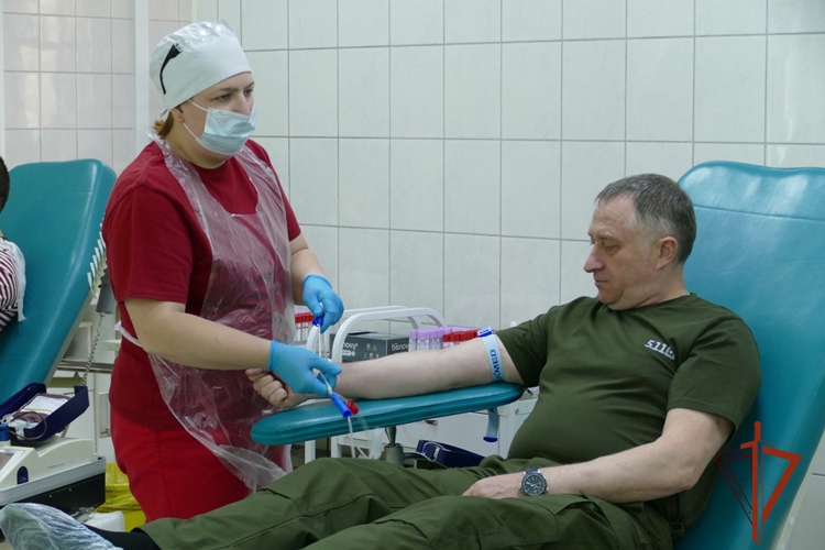 В канун Дня Победы сотрудники Росгвардии сдали кровь для нуждающихся пациентов Томской области