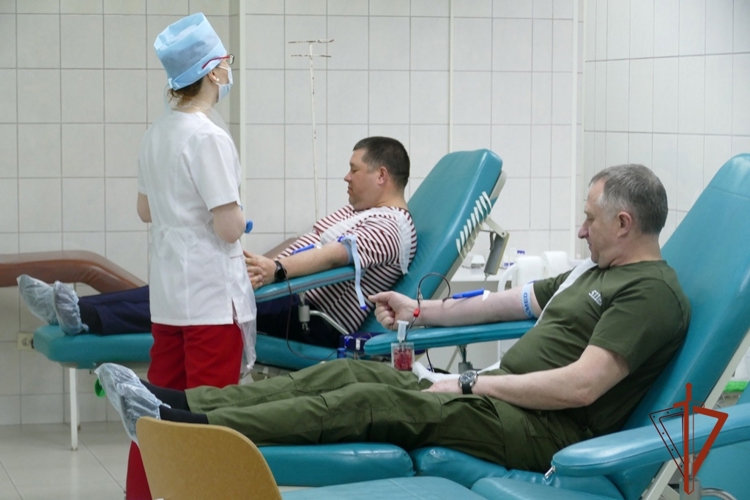 В канун Дня Победы сотрудники Росгвардии сдали кровь для нуждающихся пациентов Томской области