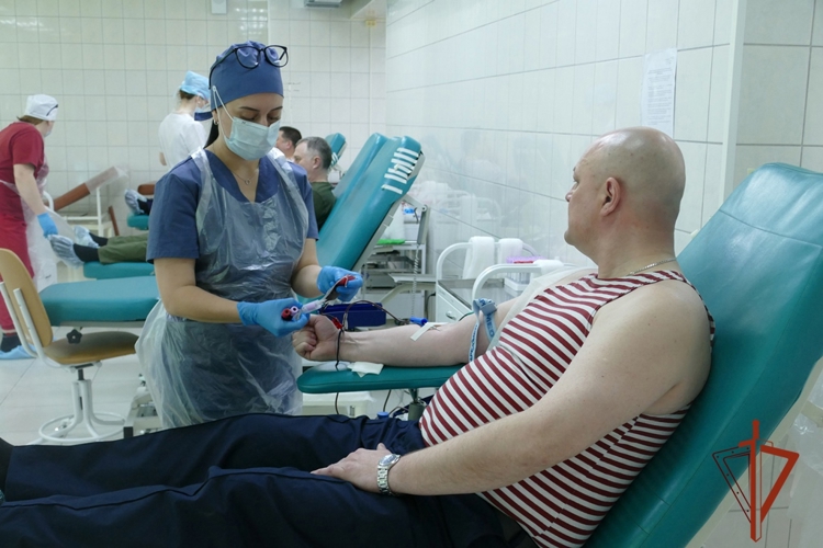В канун Дня Победы сотрудники Росгвардии сдали кровь для нуждающихся пациентов Томской области
