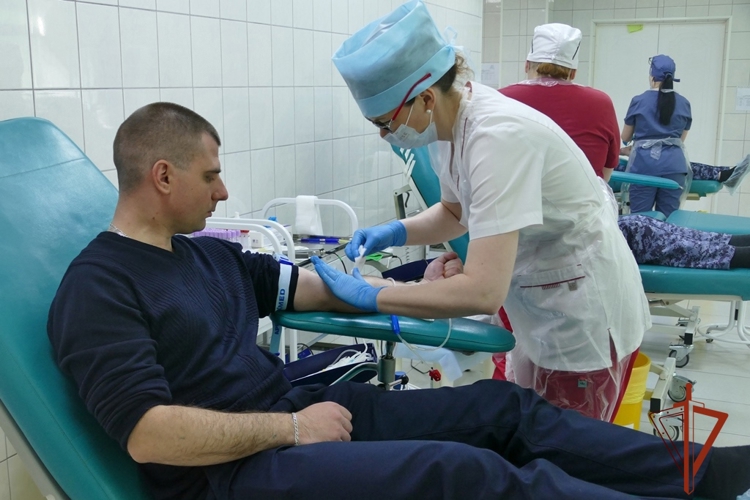 В канун Дня Победы сотрудники Росгвардии сдали кровь для нуждающихся пациентов Томской области