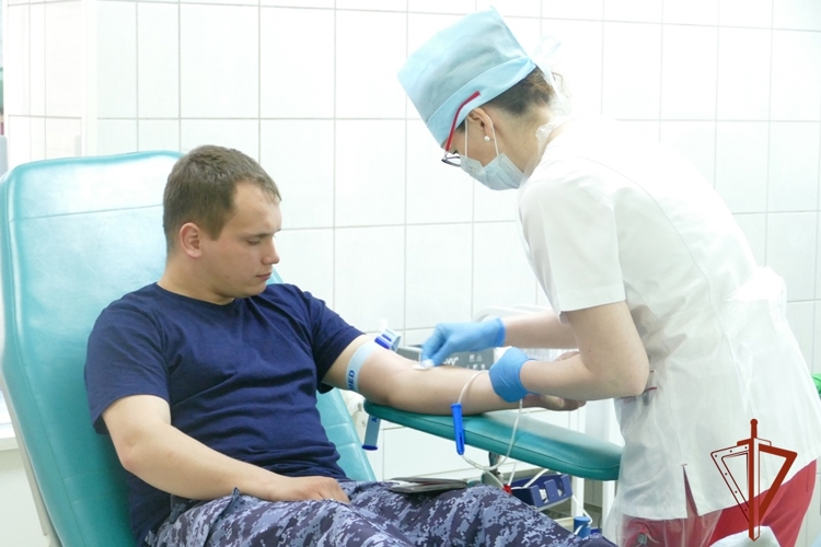 В канун Дня Победы сотрудники Росгвардии сдали кровь для нуждающихся пациентов Томской области