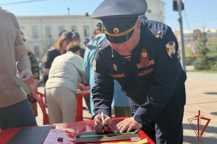 Сотрудники Росгвардии в Томске присоединились к патриотической акции «Узор Победы»