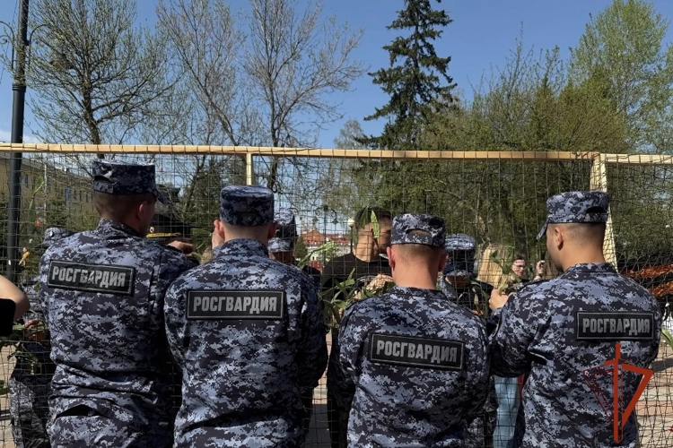 Сотрудники Росгвардии в Томске присоединились к патриотической акции «Узор Победы»