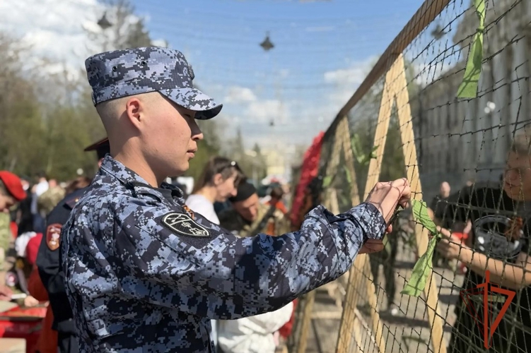 Сотрудники Росгвардии в Томске присоединились к патриотической акции «Узор Победы»