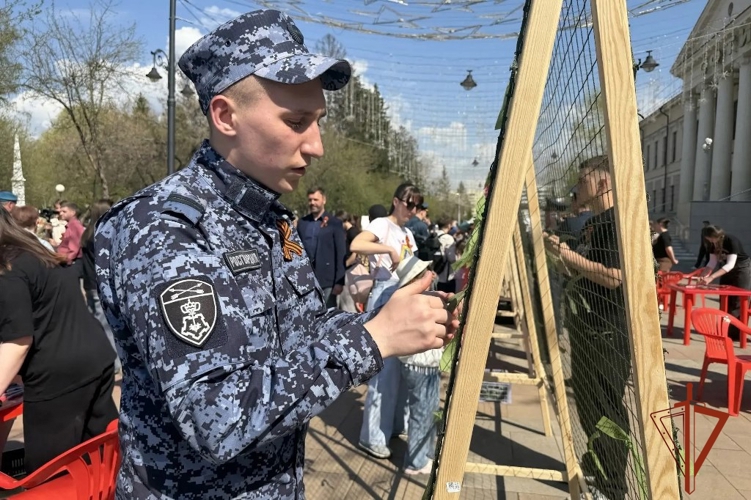 Сотрудники Росгвардии в Томске присоединились к патриотической акции «Узор Победы»