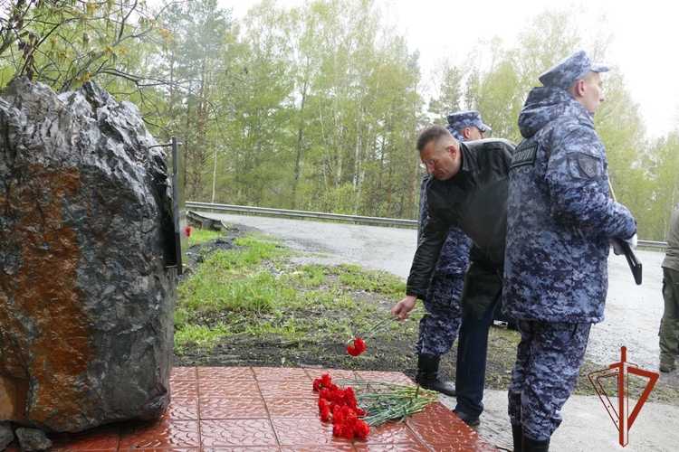 В Томске почтили память сотрудников вневедомственной охраны, трагически погибших 15 лет назад