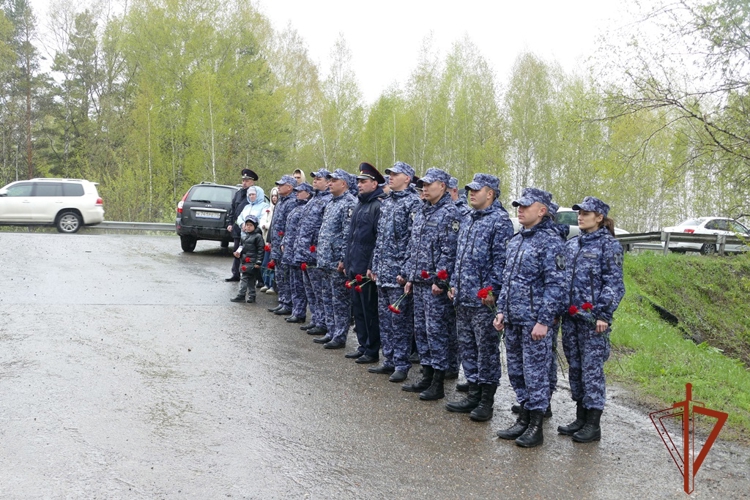 В Томске почтили память сотрудников вневедомственной охраны, трагически погибших 15 лет назад