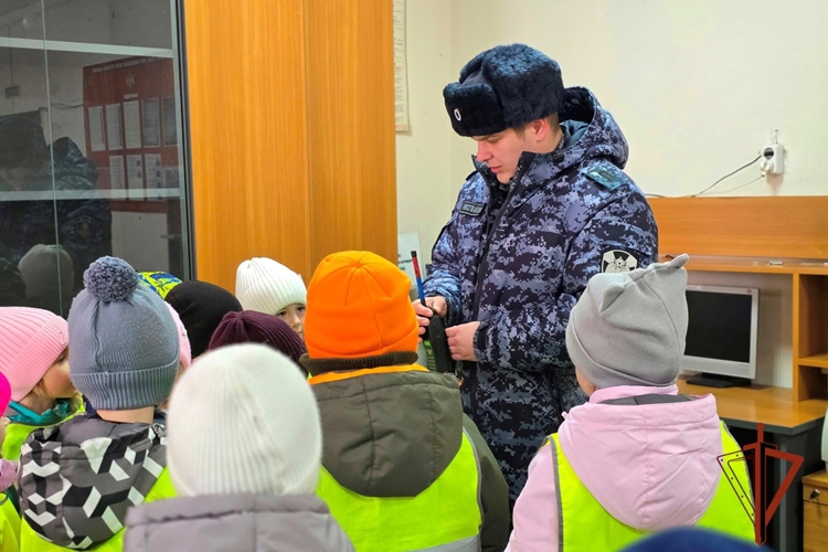В Томской области сотрудники и военнослужащие Росгвардии провели серию патриотических мероприятий для подрастающего поколения